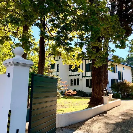 Maison Cuevas بيت ضيافة 2*